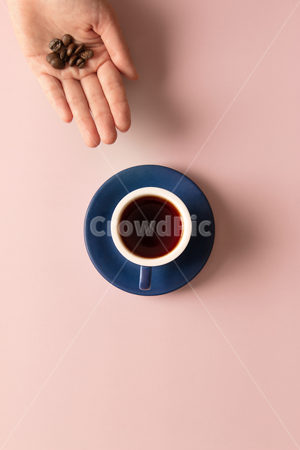 커피,coffee,음료,drink,컵,cup,식기,plate,커피콩,원두,커피원두,coffeebean,coffeebeans,남색,카페,cafe,커피컵,coffeecup,핑크,인디핑크,분홍,pink,손,hand,커피,카페,coffee,cafe