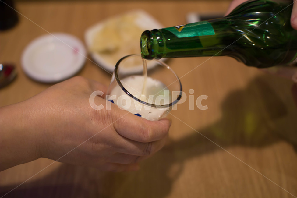 음식,식품,food,손,사람,맥주병,병,인간,음료수,drink,beverage,술,주류,alcohol