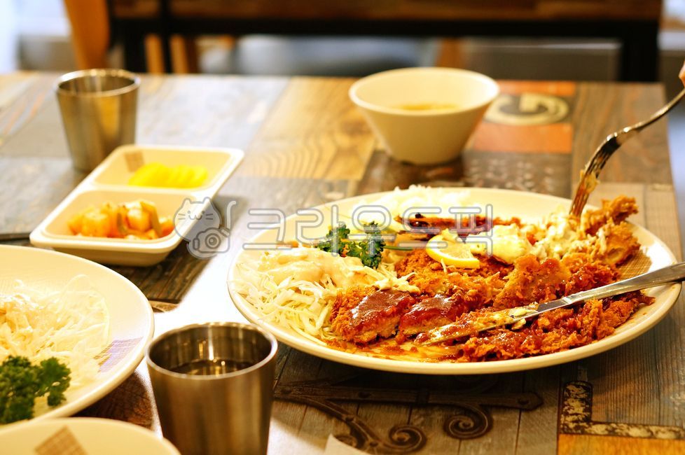 돈가스,돈까스,왕돈까스,왕돈가스,옛날돈가스,brunch,브런치,food,음식,식사,cup,컵,경양식돈가스,옛날돈까스,레스토랑,경양식,점식,돼지고기,person,사람,plate,그릇,포크,meal,fork