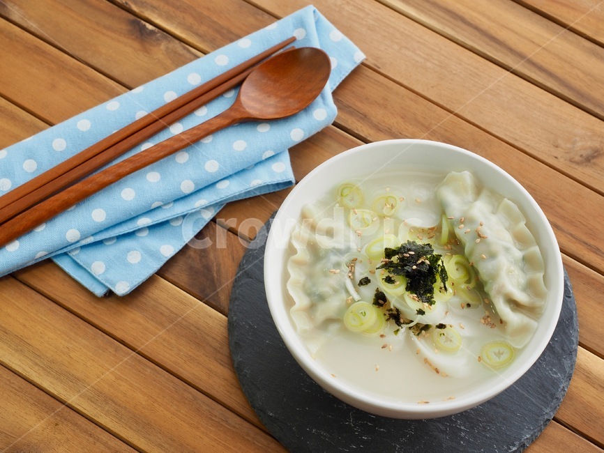 한국음식,떡국,떡만두국,만두국,식품,한식,한국문화,한국,배경,음식문화,웰빙,문화,아시아,아시아음식,접시,전통,설날,추석,음식,추석음식,설날음식,명절,명절음식,koreanfood,korea,koreanculture,food,background,foodculture,wellbeing,culture,asia,asianfood,dish,tradition,bowl,사발,음식,식재료,요리,food,cook,meal,dishes,food reserves,한식,한국음식,한국요리,korean food,korean dishes,korean meal,korean cook