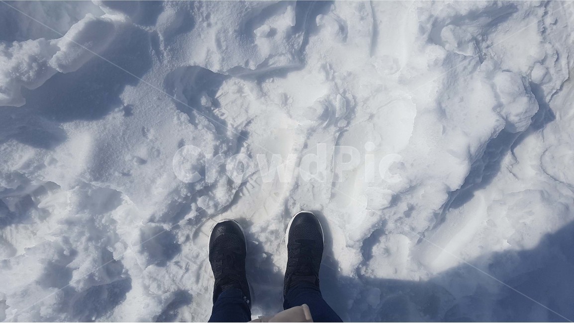 눈,눈밭,발자취,발자국,신발,여행,도보여행,눈길,발,겨울,계절,winter,season,사람,인물,인간,human,person,신체일부,몸,body,패션스타일,의상,fashion,style