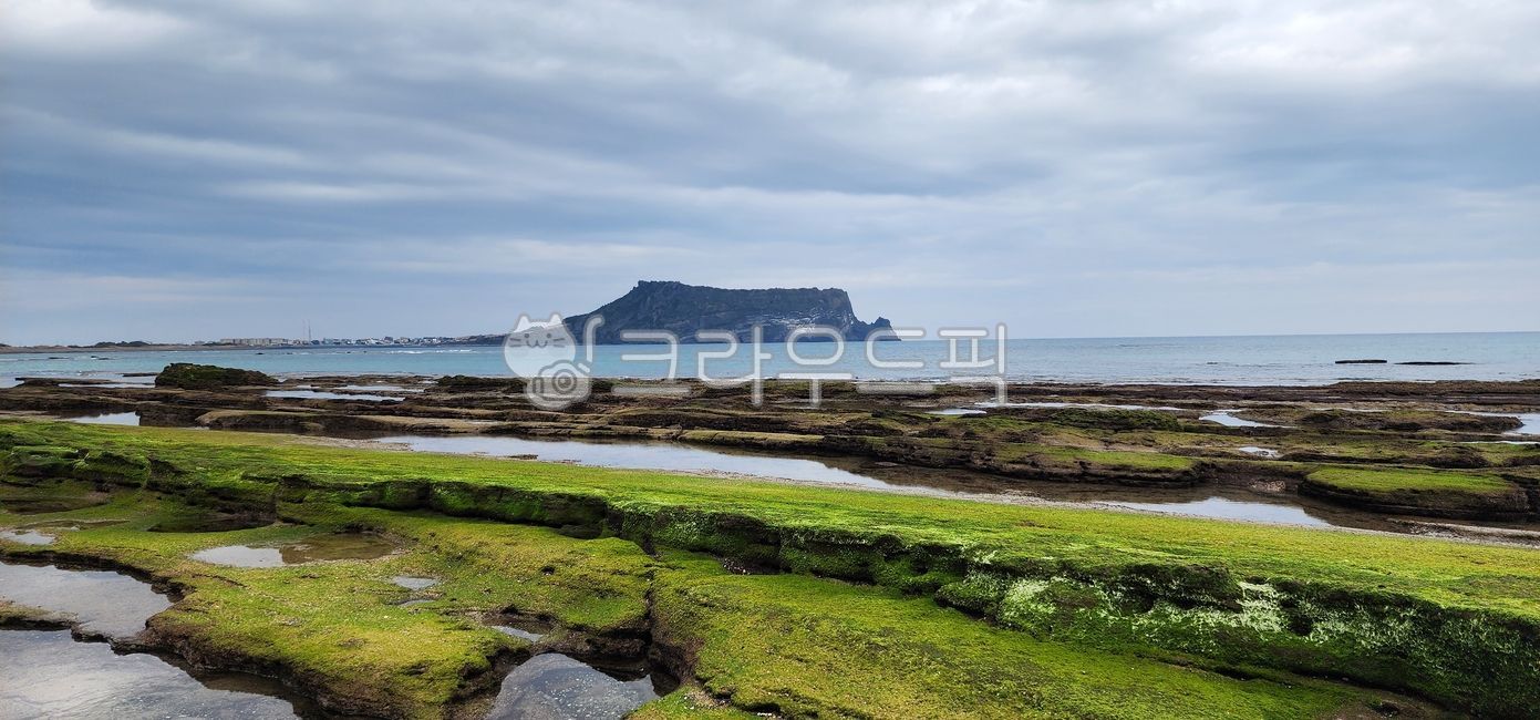 Jeju Island,Seongsan Ilchulbong,Sunrise Peak,Korea,South Korea,Coast,Sea,Beach,Cliff,Rock,Green Moss,Landscape,Nature,Famous Place,Landmark,UNESCO,World Natural Heritage,Scenery