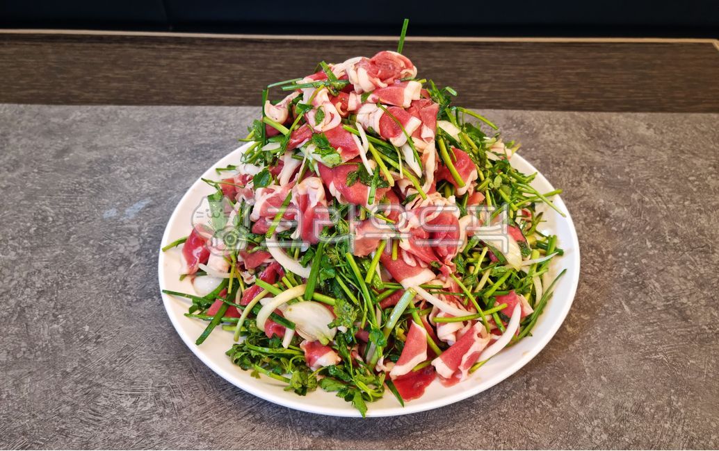 음식,고기,오리고기,오리주물럭,야채,미나리,접시,생고기