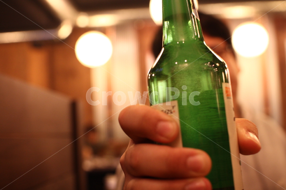 술,소주,음자,소주병,알콜,사람,인물,인간,human,person,신체일부,몸,body,술,주류,alcohol