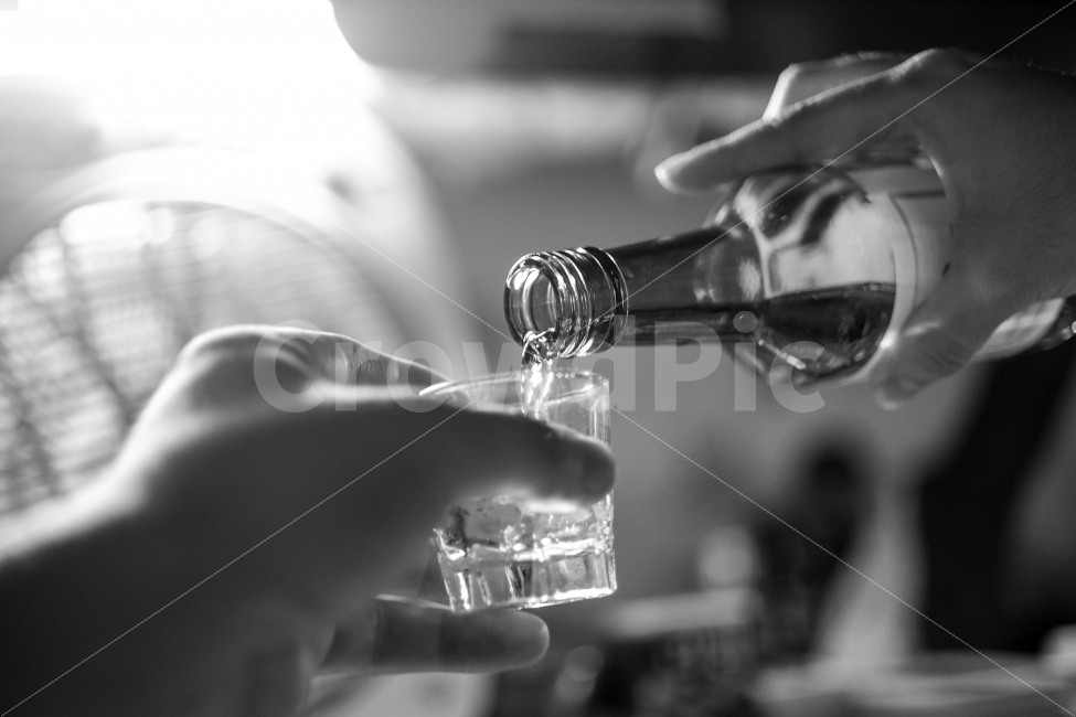 소주,소주한잔,퇴근,포장마차,스냅,시선,흑백사진,사람,인물,인간,human,person,술,주류,alcohol,흑백,모노톤,monochrome,black and white