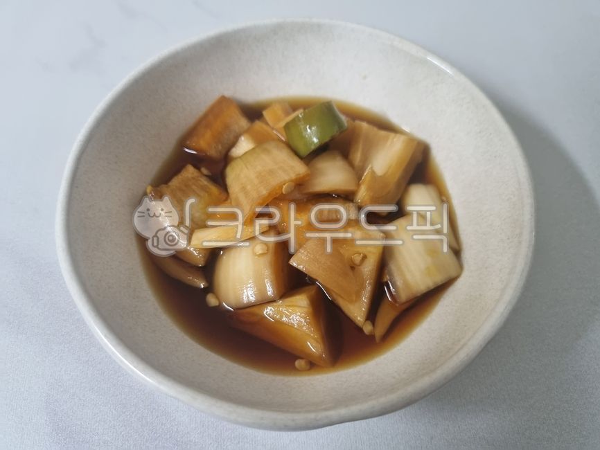 음식,food,요리,cooking,장아찌,양파장아찌,pickle,onionpickle,간장요리,맛있는음식,soysaucedish,deliciousfood,그릇,bowls,plate,접시,dish,saucer