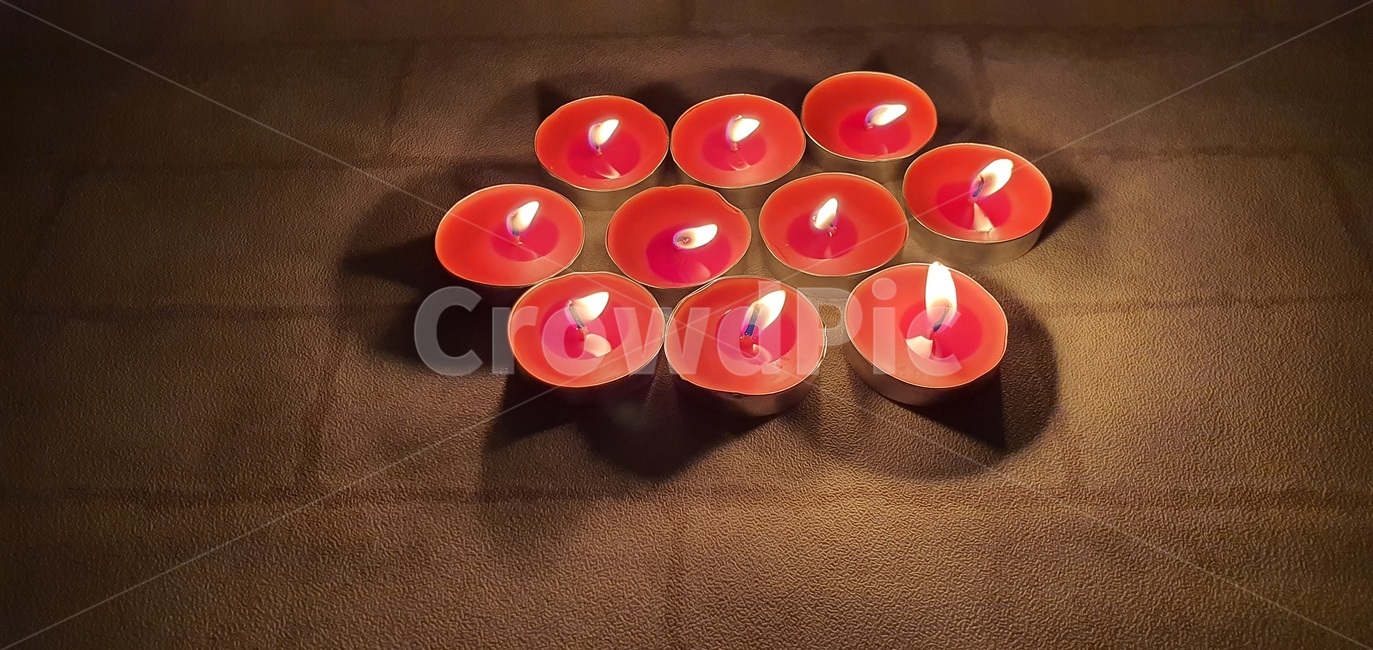 양초,초,불,불빛,어두움,불꽃,candle,flame,background,decoration,fire,christmas,dark,night,celebration,holiday,candlelight,light,yellow,glowing,bright,wax,xmas,religion,glow,church,burn,peace,burning,symbol,romance,black,design,festive,darkness,many