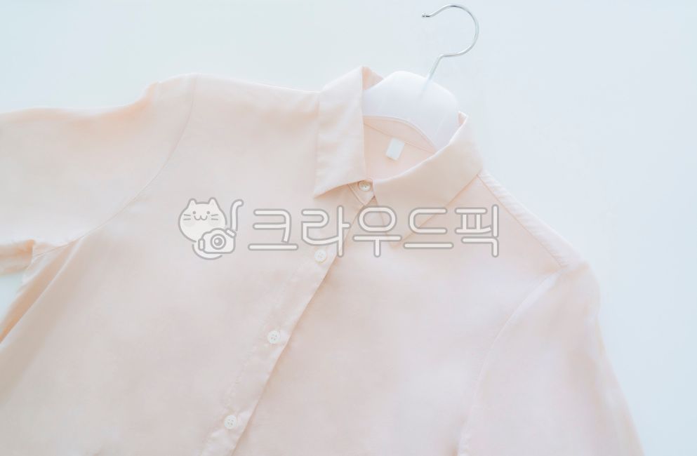 셔츠,실크,블라우스,옷걸이,단추,옷,의류,패션,베이지,핑크,apparel,의복,clothing,shirt,천,단색,카라,상의