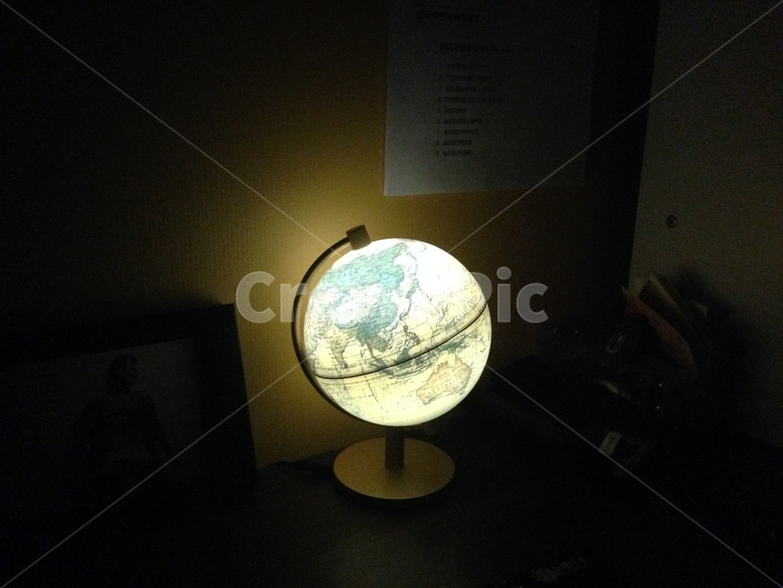 지구본,인테리어,빛,책상,반짝임,고요함,사물,물건,오브젝트,thing,object,matter