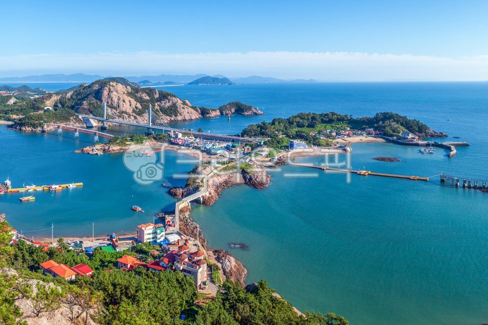 고군산군도,장자도,섬,군도,산,해안,해변,해안선,바다,물,서해,자연,풍경,수평선,전북,전라북도,군산시,군산,한국,여름,초록색,하늘,파란색,모여있는,많은,마을,어촌,섬마을,청록색,선착장,어선,배,다리,교량,암석,절벽,야외,실외,항공촬영,하이앵글