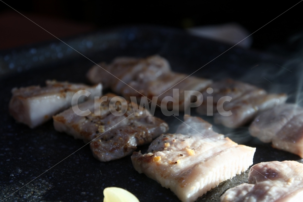고기,음식,삼겹살,재료,meat,구운고기,불판,입간판,음식점,광고,범인,음식,식재료,요리,food,cook,meal,dishes,food reserves,육류,고기,meat,한식,한국음식,한국요리,korean food,korean dishes,korean meal,korean cook