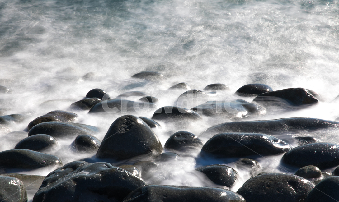 자연,풍경,경치,경관,바다,해변,물,파도,물보라,빛,햇빛,돌,조약돌,검은돌,흑석,몽돌,반사,물결,썰물,밀물,자연,풍경,nature,landscape