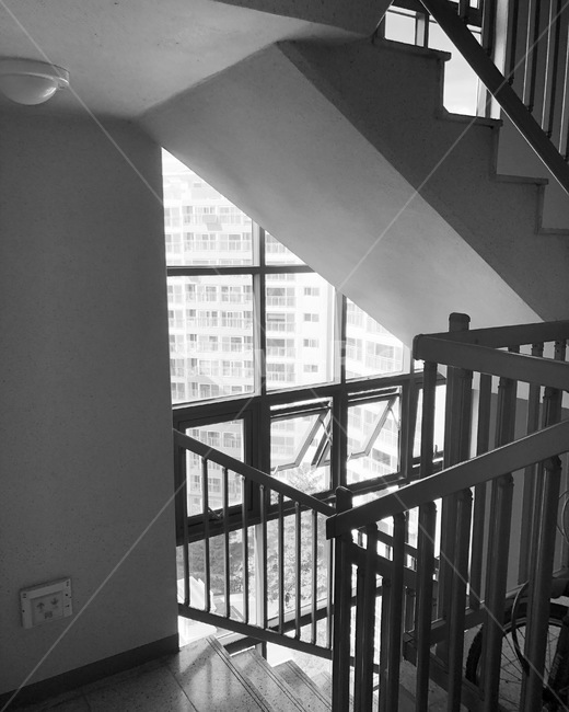 계단,흑백,검은색,비상구,배경화면,흑백,모노톤,monochrome,black and white,건축물,건물외관,exterior,building,structure,architecture,construction