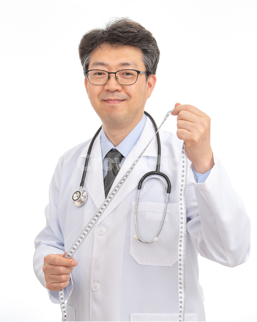 남자,의사,남성,누끼,중년,1인,안경,한국인,동양인,흰색배경,밝은,얼굴,전문직,의료,직업,건강,40대,흰배경,카피스페이스,정면,의학,병원,진료,흰색,자신감,아시아인,50대,질병,보건,주치의,카피,스페이스,위생,유니폼,한국사람,일본인,중국인,사람,1명,상반신,사람,인물,인간,human,person,남성,남자,man,male,의료,의학,병원,medical,hospital,clinic