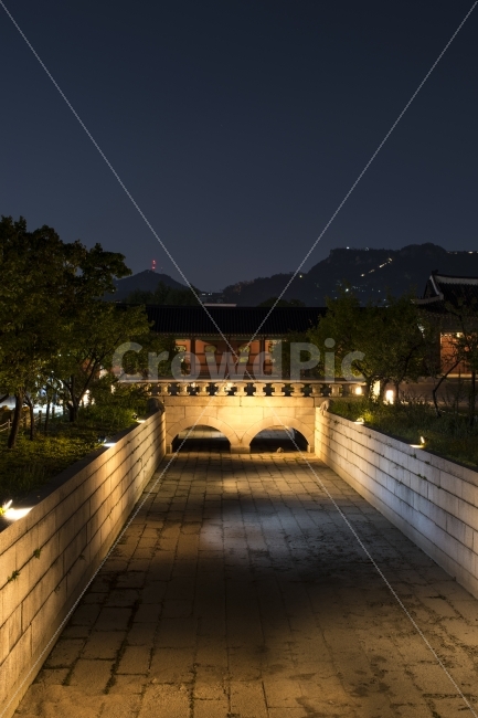 경복궁,야간개장,경복궁야간개장,다리,야간,야경,야경,밤,풍경,nightscape,night,landscape,랜드마크,landmark,tourist attraction,한국전통,한국문화,korean traditional,korean culture,banister,난간,handrail