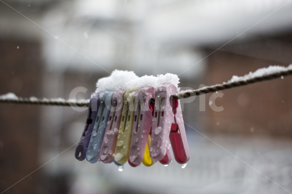 겨울,눈,빨랫줄,집게,물방울,겨울,계절,winter,season,감성,sensible,feeling,사물,물건,오브젝트,thing,object,matter