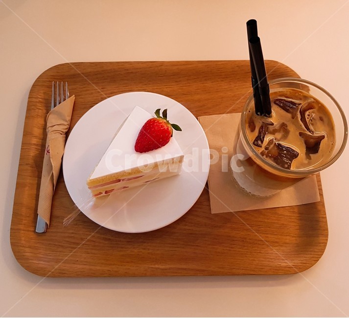 딸기케이크,딸기케잌,카페,딸기,커피,음식,식재료,요리,food,cook,meal,dishes,food reserves,디저트,간식,후식,dessert,snack,커피,카페,coffee,cafe