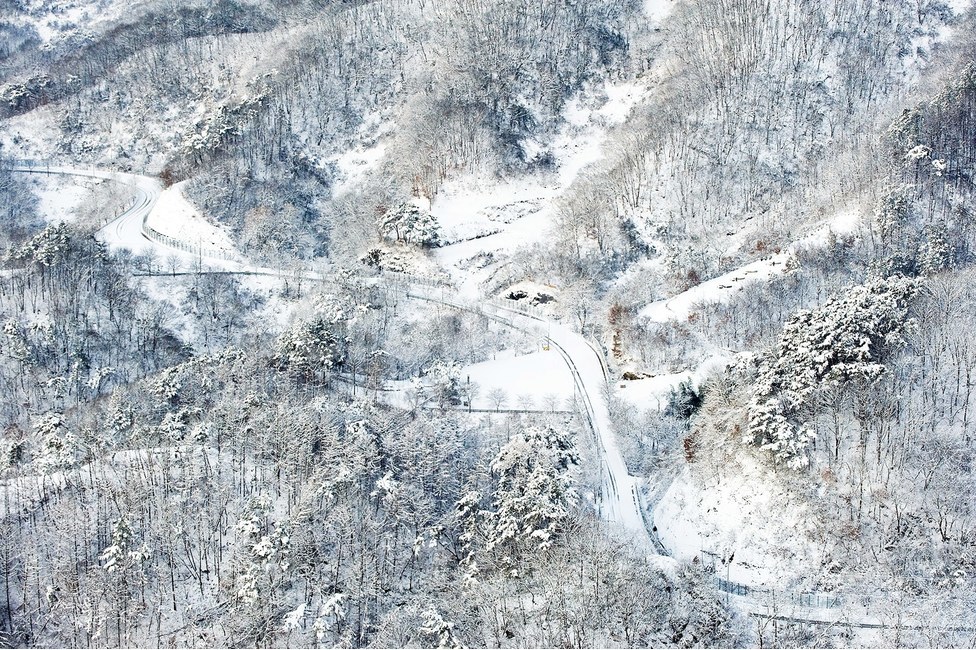 전북임실,국사봉정상,하얀겨울,시골마을,옥정호,겨울,계절,winter,season,자연,풍경,nature,landscape,한국자연풍경,한국자연경관,korea nature landscape,outdoors,옥외,mountain,산,ice,빙,snow,눈