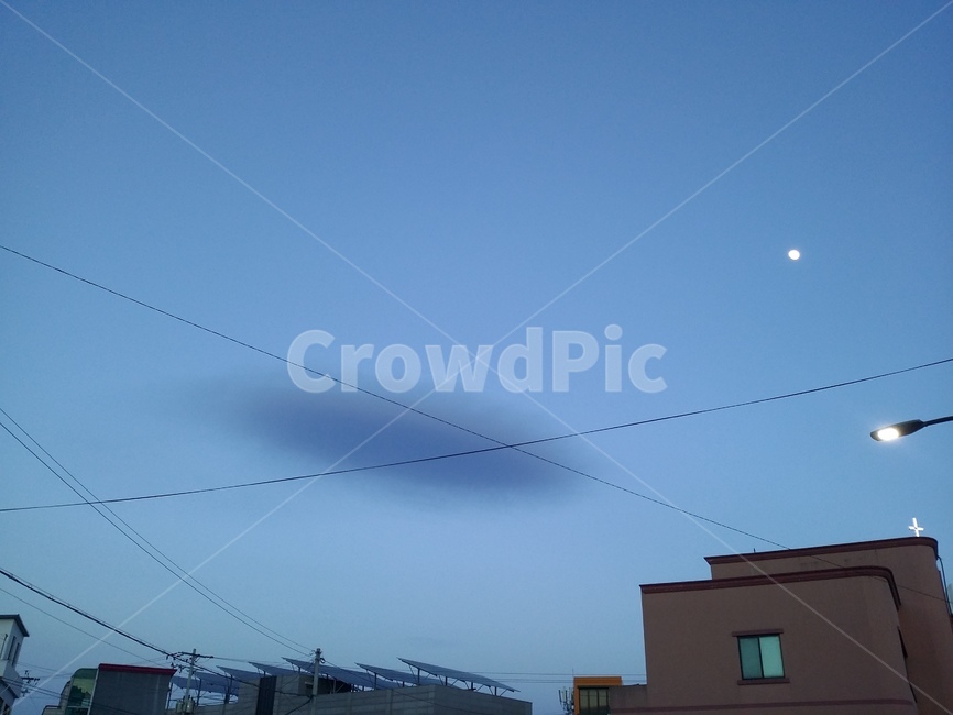 도시,도시하늘,도시저녁,구름한점,도시불빛,UFO,보름달,전신줄