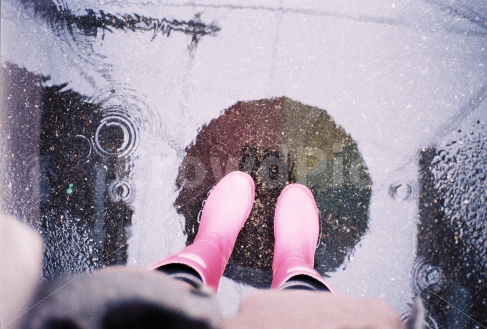 비,레인부츠,rain,비오는날,반영사진,필름카메라,장성카메라,35mm,greatwall,pf1,비,비오는날,rain,rainy,사람,인물,인간,human,person,감성,sensible,feeling