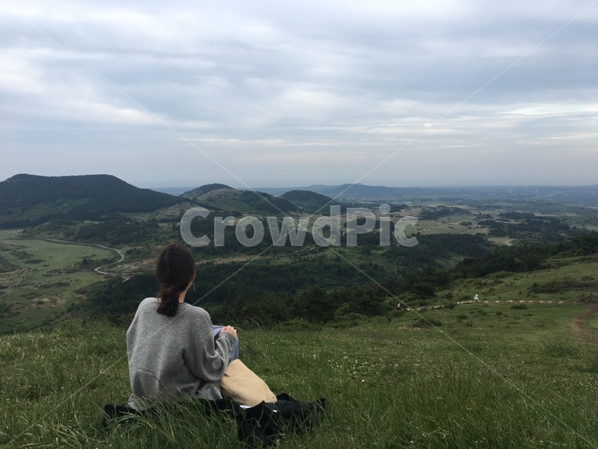 제주도,오름,백약이오름,뒷모습,숲,풀,산,하늘,구름,등산,자연,제주감성,인물,여자,긴머리,여자뒷모습,사람,인물,인간,human,person,여성,여자,woman,female,lady