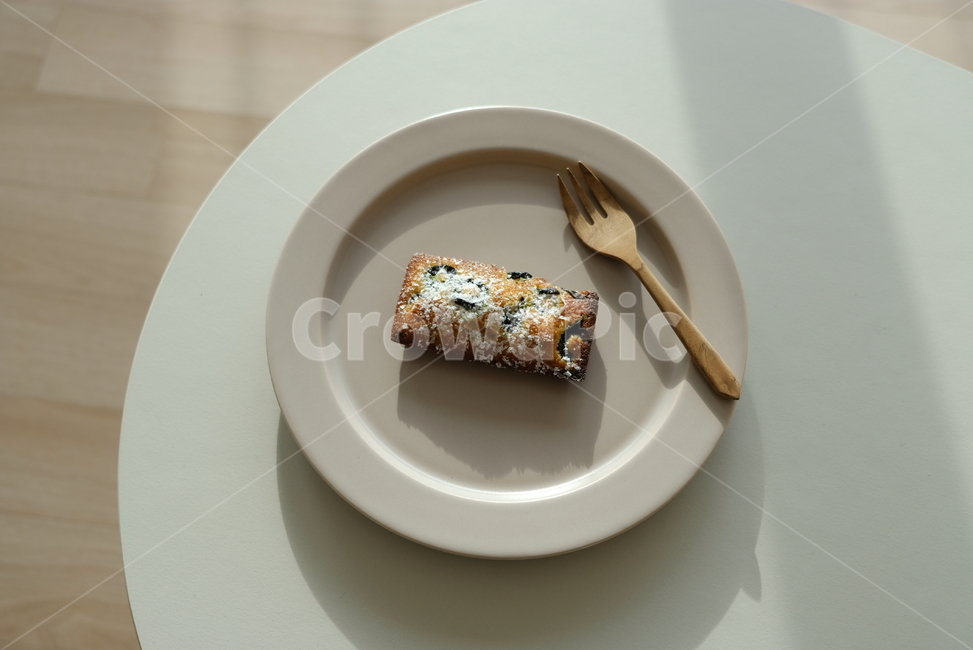 dessert,bread,디저트,빵,플레이팅,plate,table,olive,financier,cake,shadow,휘낭시에,올리브,치즈,cheeze,fork,포크,접시,탁자,티타임,음식,식재료,요리,food,cook,meal,dishes,food reserves,디저트,간식,후식,dessert,snack
