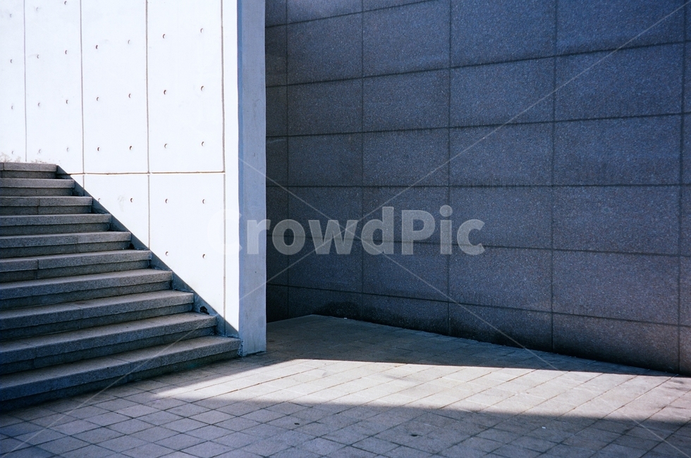 그림자,햇빛,계단,공간,파란색,회색,shadow,필름느낌,건축물,건물외관,exterior,building,structure,architecture,construction