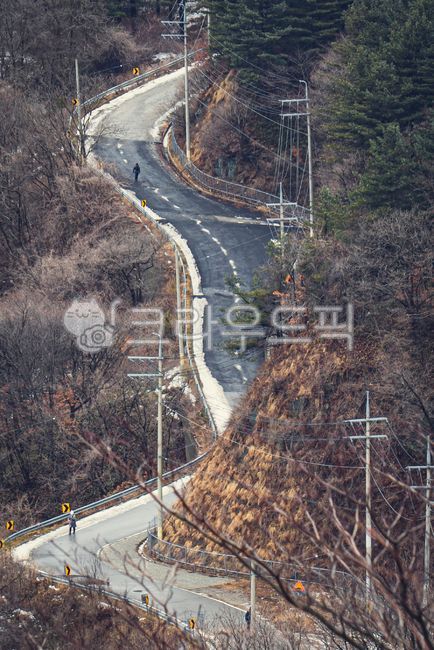 path,Drive course,road,person,road name,telephone pole,local road,mountain path,car road