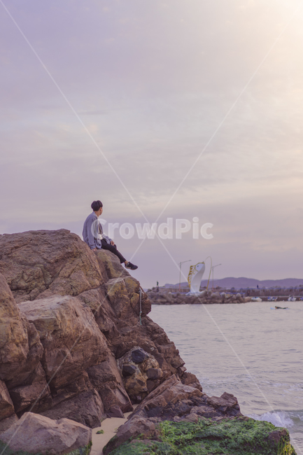 바다,바닷가,바위,파도,인간,person,사람,outdoors,옥외,nature,cliff,낭떠러지,하늘,인물,자연,사람,인물,인간,human,person,남성,남자,man,male,여행,휴가,traveling,vacation,trip