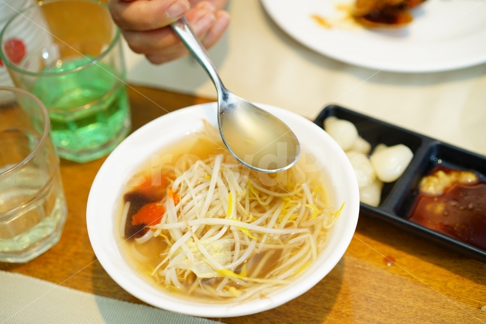 스푼,손,국물,국물요리,국수,쌀국수,식사,면,면요리,디너,음식,푸드,맛집,행복,개운,사람,인물,인간,human,person,음식,식재료,요리,food,cook,meal,dishes,food reserves