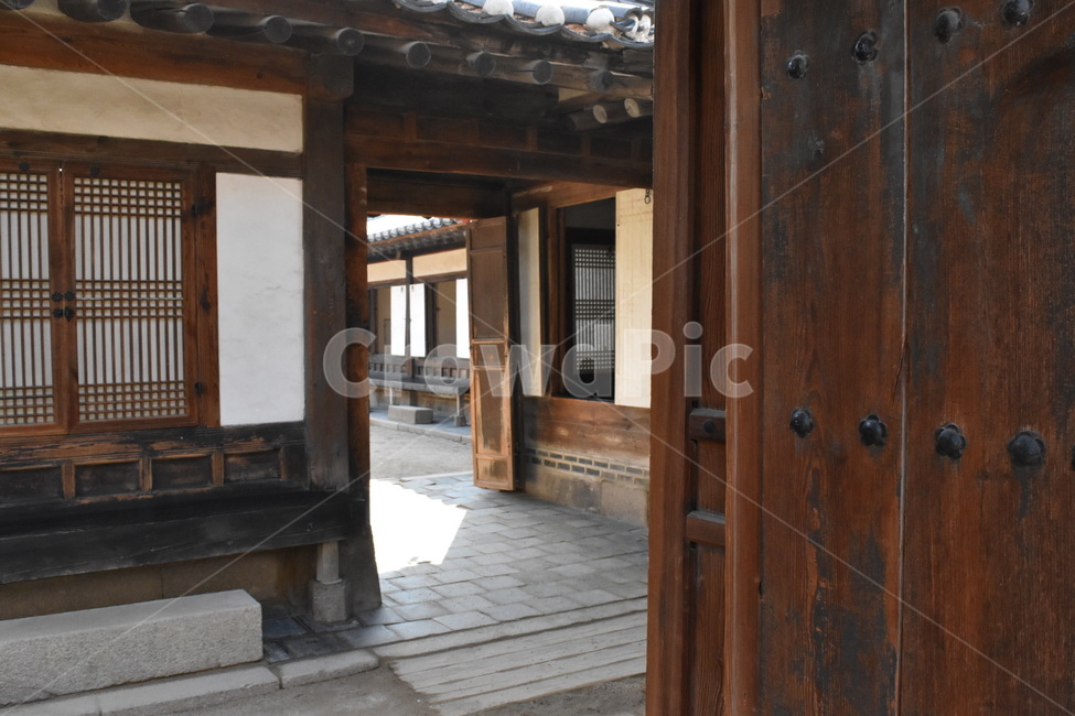 한옥,서울,창덕궁,대한민국,문화유산,Korea,wooden,Koreanstylehouse,door,문,통로,한국전통,한국문화,korean traditional,korean culture,건축물,건물외관,exterior,building,structure,architecture,construction