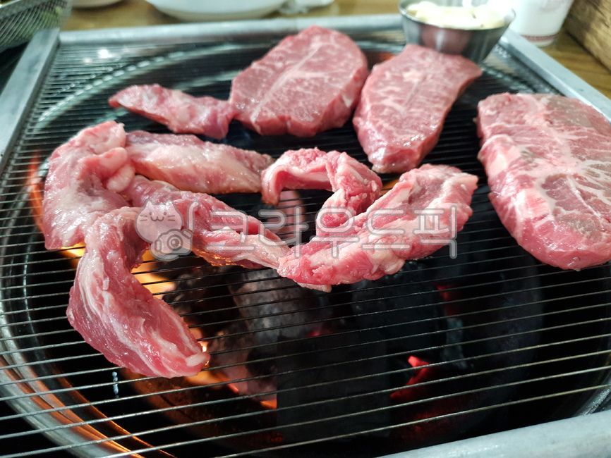 소고기,쇠고기,소고기구이,한우,숯불구이