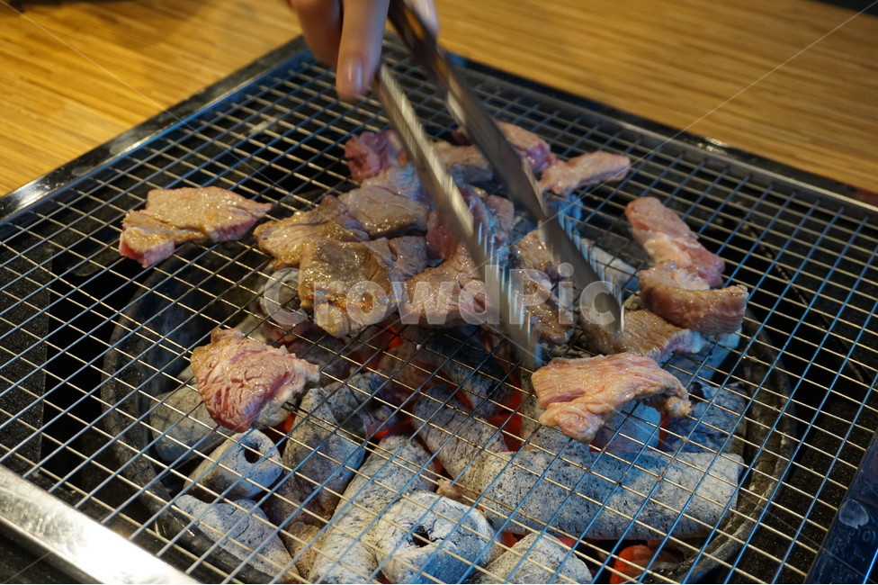 고기,고깃집,불판,저녁,퇴근,굽다,그릴,돈육,육식,돼지,바베큐,모임,파티,술,안주,술안주,맛집,맛있는,다이어트,불,연기,살코기,육질,식욕,연말,식사,데이트,생활,food,cook,dishes,한국음식,한국요리,koreanfood,koreandishes,연탄구이,숯불구이,집게,고기집게,고기굽다,맛있다,회식,먹방,만남,술자리,먹거리,푸드,음식,요리,육류,한식,숯불,외식,돼지고기,돼지구이,삼겹살,목살,구이,meal,meat,식재료,음식,식재료,요리,food,cook,meal,dishes,food reserves,육류,고기,meat