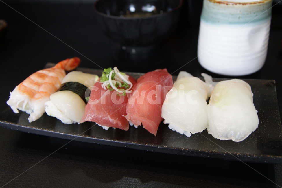 새우초밥,광어초밥,일식,참치초밥,점심식사,음식,식재료,요리,food,cook,meal,dishes,food reserves,수산물,해산물,fishery products,seafood,일식,일본음식,일본요리,Japanese food,Japanese dishes,Japanese meal,Japanese cook