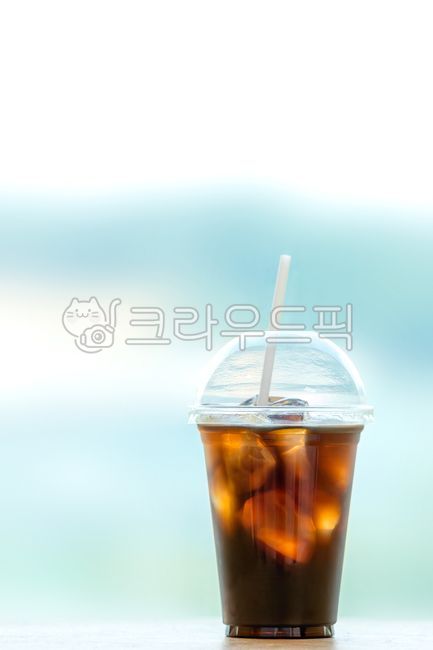 cool,iced,americano,ice,americano,coffee,icedcoffee,takeout,straw,straw,ice,caffeine,drink,window,blur,green,outdoor,background,plasticcup,disposablecup,disposable,plastic,cup,bubble,liquid,iced,americano,takeout,plastic,cup,cool,ice,cube,coffee,caffeine,