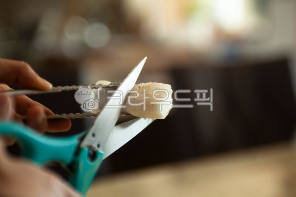 scissors,cut,Rice cake,snack,rice cake,Korean food,kitchen,Roasted rice cake,healthy snack