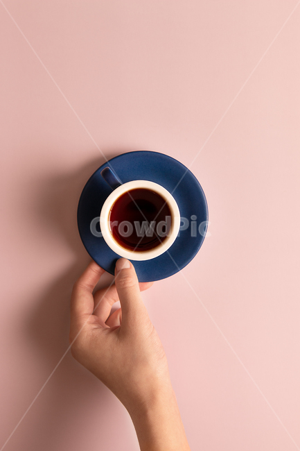 커피,coffee,음료,drink,컵,cup,식기,plate,커피콩,원두,커피원두,coffeebean,coffeebeans,남색,카페,cafe,핑크,인디핑크,분홍,pink,손,hand,coffeecup,커피컵,커피,카페,coffee,cafe