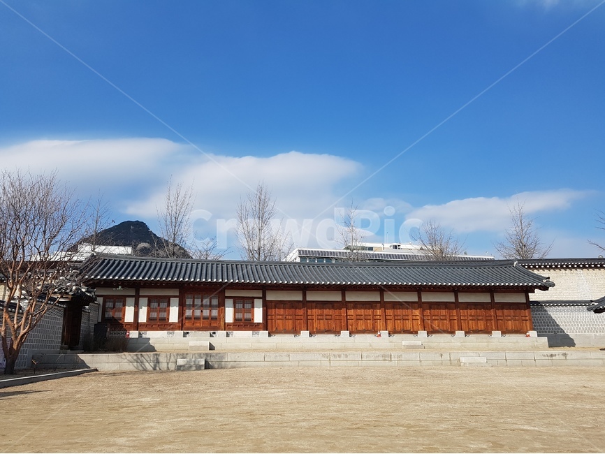 경복궁,한국전통,서울,하늘,구름,한국전통가옥,궁궐,서울여행,Koreantradition,palace,Seoul,앞마당,따뜻함,감성,한옥사진,한국전통사진,한국전통,한국문화,korean traditional,korean culture,건축물,건물외관,exterior,building,structure,architecture,construction