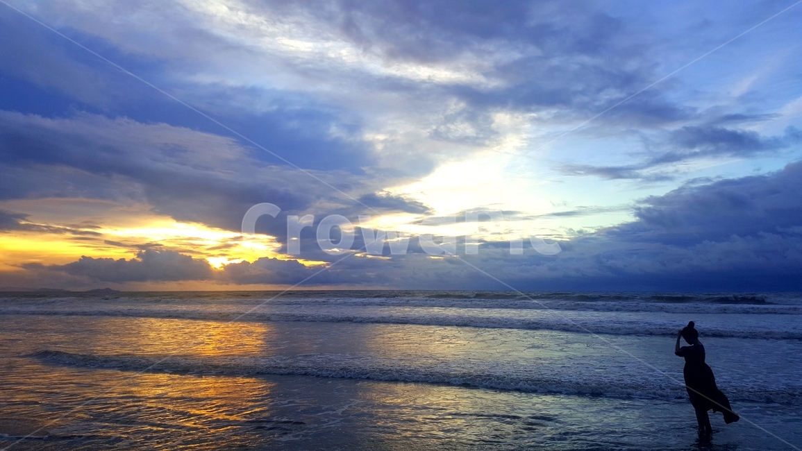 바다,하늘,구름,여자,선셋,해변,바다,beach,sea,사람,인물,인간,human,person,인물실루엣,사람실루엣,character silhouette,human silhouette,고독함,외로움,쓸쓸함,우울함,슬픔,lonely,solitary,nature,자연,outdoors,옥외,sunlight,햇빛,sky