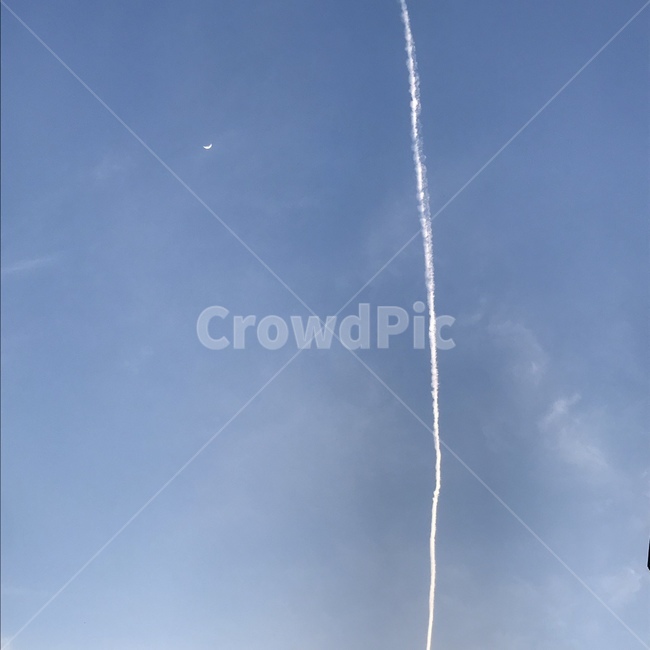 초저녁,낮하늘,저녁하늘,초승달,비행기구름,구름,하늘,condensationtrail,moon,sky,newmoon,crescentmoon,자연,cloud