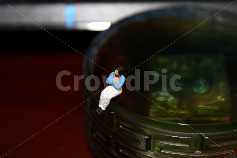 유리,미니어처,여자,인형,앉아있는,glass,miniature,woman,figure,sitting,사물,물건,오브젝트,thing,object,matter,연출,컨셉,콘셉,direction,concept