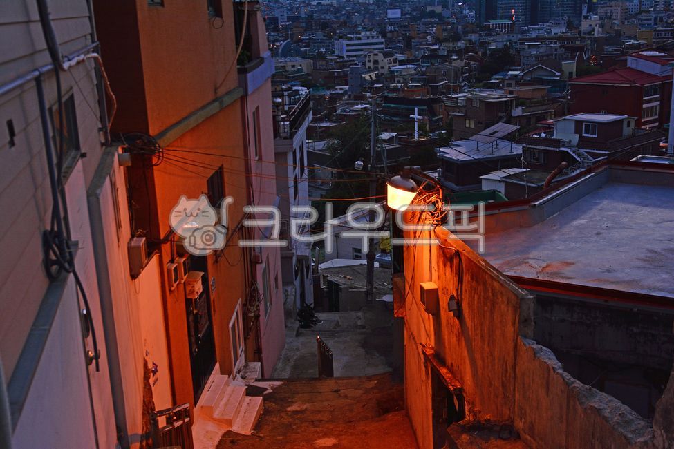 골목길,달동네,산동네,후암동,저녁무렵,옥외,도시,변두리,외곽지역,외등,보안등,안내등,가로등,불빛,건물,가난한,빈티지,낡은,오래된,초라한,벽면,담장,외벽,울타리,집,하우스,마을,동네,city,town,urban,metropolis,재개발지역