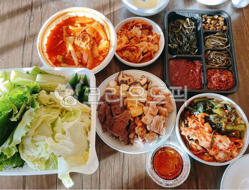 cucumber,beef,cow,sauce,Shiitake mushrooms,pig,Pickled angelica root,Roasted Garlic,Soft Tofu Jjamppong,Angelica,Myeongnamul pickled vegetables,mushroom,fan meat,Cheongyang pepper,lettuce,Pickled red pepper,dish,pepper,Jjambbong,Roasted King Oyster Mushro
