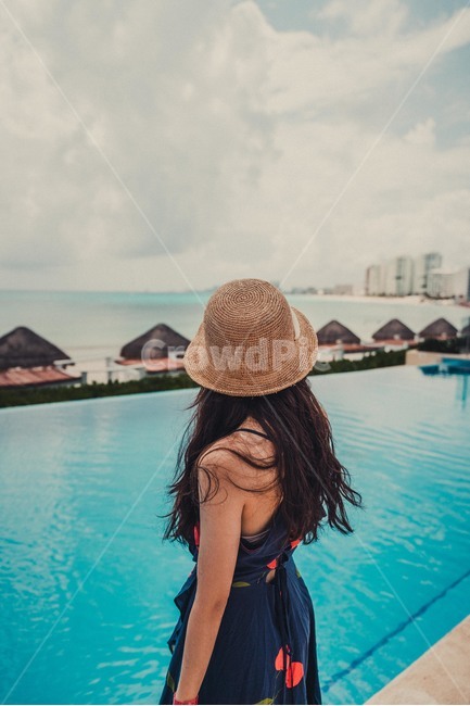칸쿤,바다,여자,모자,수영장,구름,하늘,파랑,뒷모습,여름,계절,summer,season,사람,인물,인간,human,person,여성,여자,woman,female,lady,여행,휴가,traveling,vacation,trip,감성,sensible,feeling,hat,sun hat,태양 모자