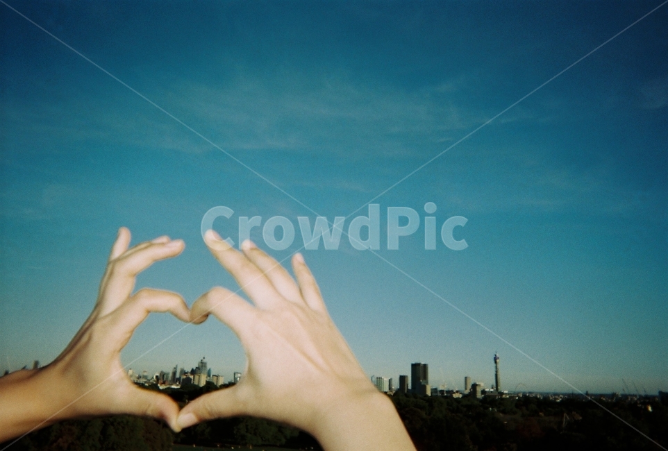 런던,london,hand,heart,손하트,하늘,어두운,sky,dark,shadow,그림자,사람,인물,인간,human,person,신체일부,몸,body,감정표현,기분,feeling,emotion