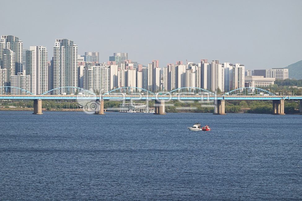 한강,동작대교,보트,아파트,서울풍경,서울,도시풍경,한국,건축물,빌딩,도시,도회지,맑은,하늘,강물,물,야외,실외,옥외,고층빌딩,건물,주택,집,주거,환경,강,강변,한국도시풍경,한국도시경관,사무실건물,hanriver,dongjakbridge,apartment,seoulscenery,seoul,cityscape,korea,architecture,city,town,clear,sky,water,outdoor,outdoors,highrisebuilding,building,house,residence,environment,river,riverside,koreancitylandscape,officebuilding