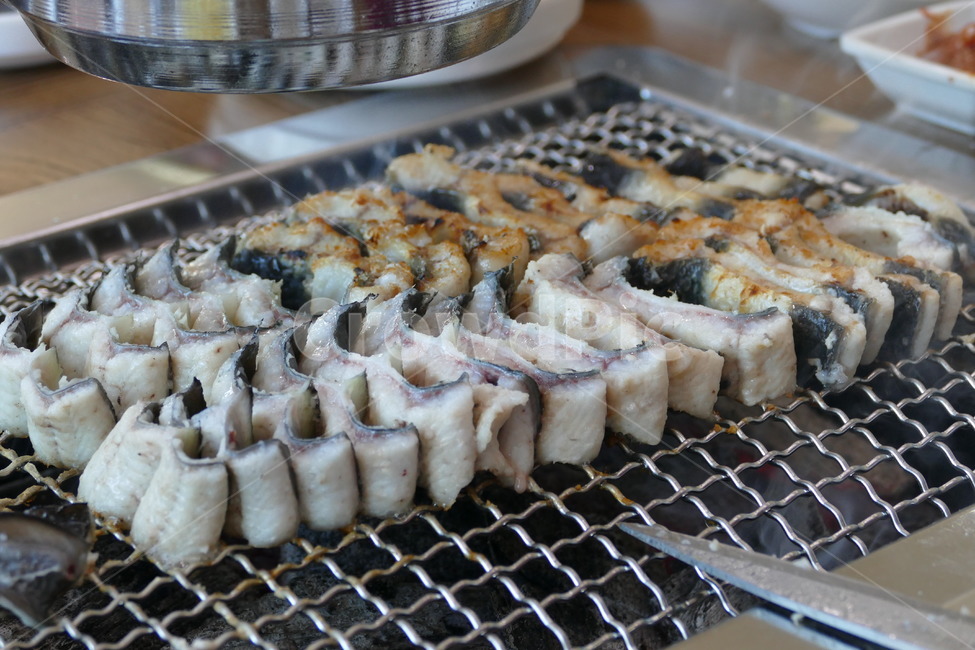 장어구이,민물장어,풍천장어,장어,보양식,숯불장어,술안주,맛집,미식,음식,식재료,요리,food,cook,meal,dishes,food reserves,수산물,해산물,fishery products,seafood,한식,한국음식,한국요리,korean food,korean dishes,korean meal,korean cook