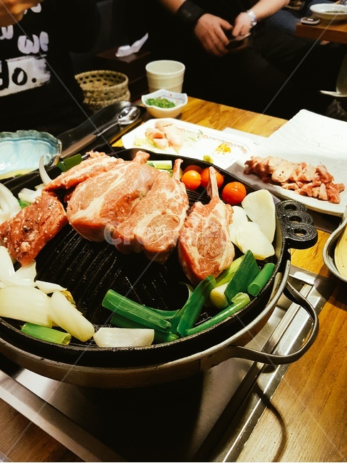 양갈비,회식,양고기,생고기,토마토,파,고기,야채