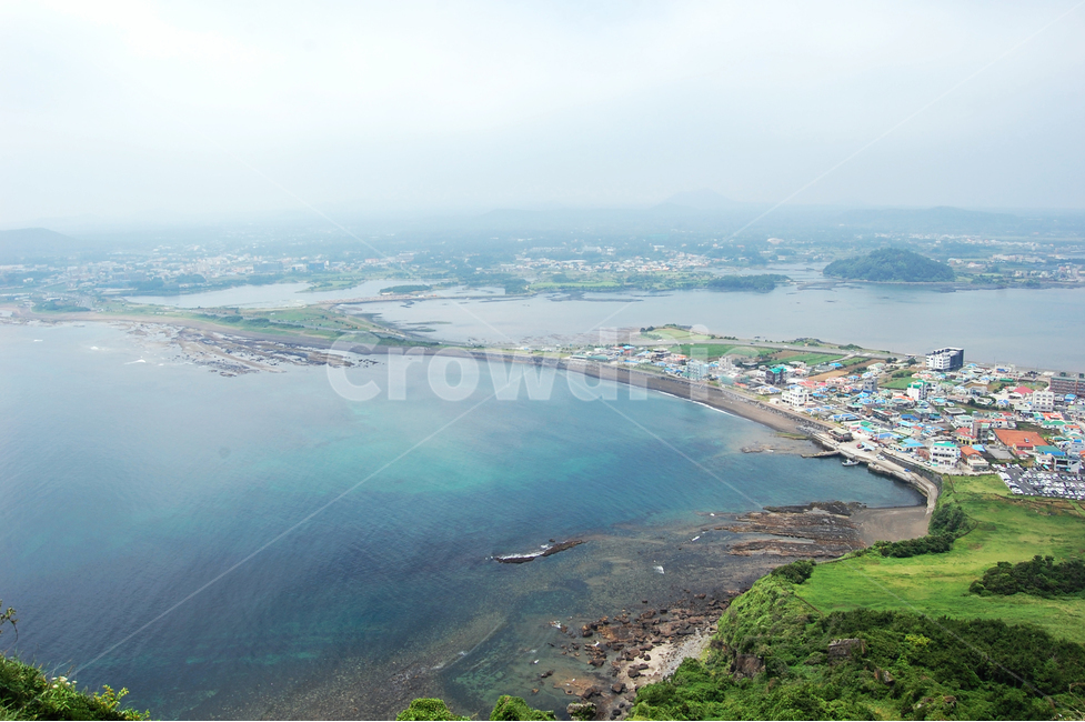 산,봉우리,성산일출봉,여름,하늘,날씨,제주도,제주도하늘,여행,여행사진,푸른,sky,sunny,맑은,weather,trip,travel,travelling,풍경,배경,배경사진,풍경사진,감성사진,평화로운,분위기,차분한,차분함,평화로움,summer,mountain,mountaintop,road,tree,trees,cloud,jeju,jejuisland,Korea,korean,scene,view,ambience,atmosphere,background,calm,peaceful,tranquil,still,바다,바닷가,ocean,sea,꼭대기,top,마을,town,자연,풍경,nature,landscape,한국자연풍경,한국자연경관,korea nature landscape,제주도,jeju,jeju island,outdoors,옥외,경치,land,땅,scenery,대양,water,물,shoreline,해안선,aerial view,조감도