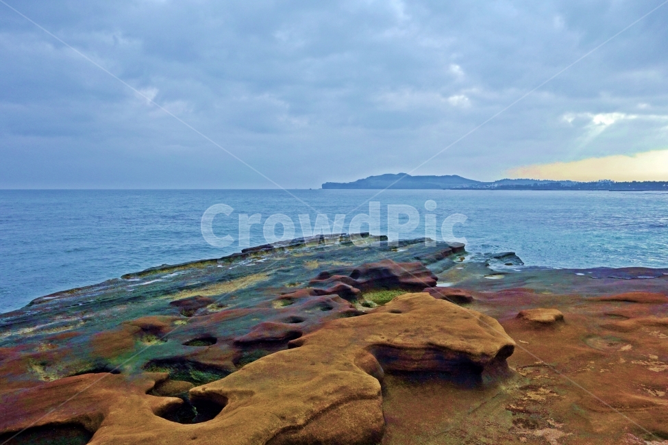 제주도,사계해변,해안사구,마린포트홀,송악산,파도,물결,구름,흰,푸른,하늘,수평선,제주,제주도여행,제주여행,여행,자연,풍경,경치,아름다운,전망,그림,같은,뷰,바위,돌,암석,먹구름,해변,해안,해수욕장,사계,구멍,자연,풍경,nature,landscape,한국자연풍경,한국자연경관,korea nature landscape,promontory,곶,shoreline,해안선,water,물,sea,바다,outdoors,옥외,ocean,대양,land,땅